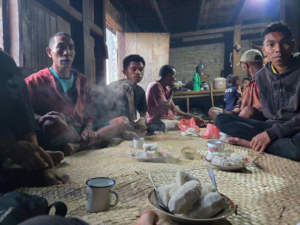 Menikmati ubi keladi