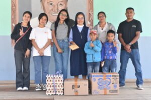 Sr. Beatrik (wearing veil) and Flores Traveler crews