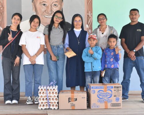 Sr. Beatrik (wearing veil) and Flores Traveler crews